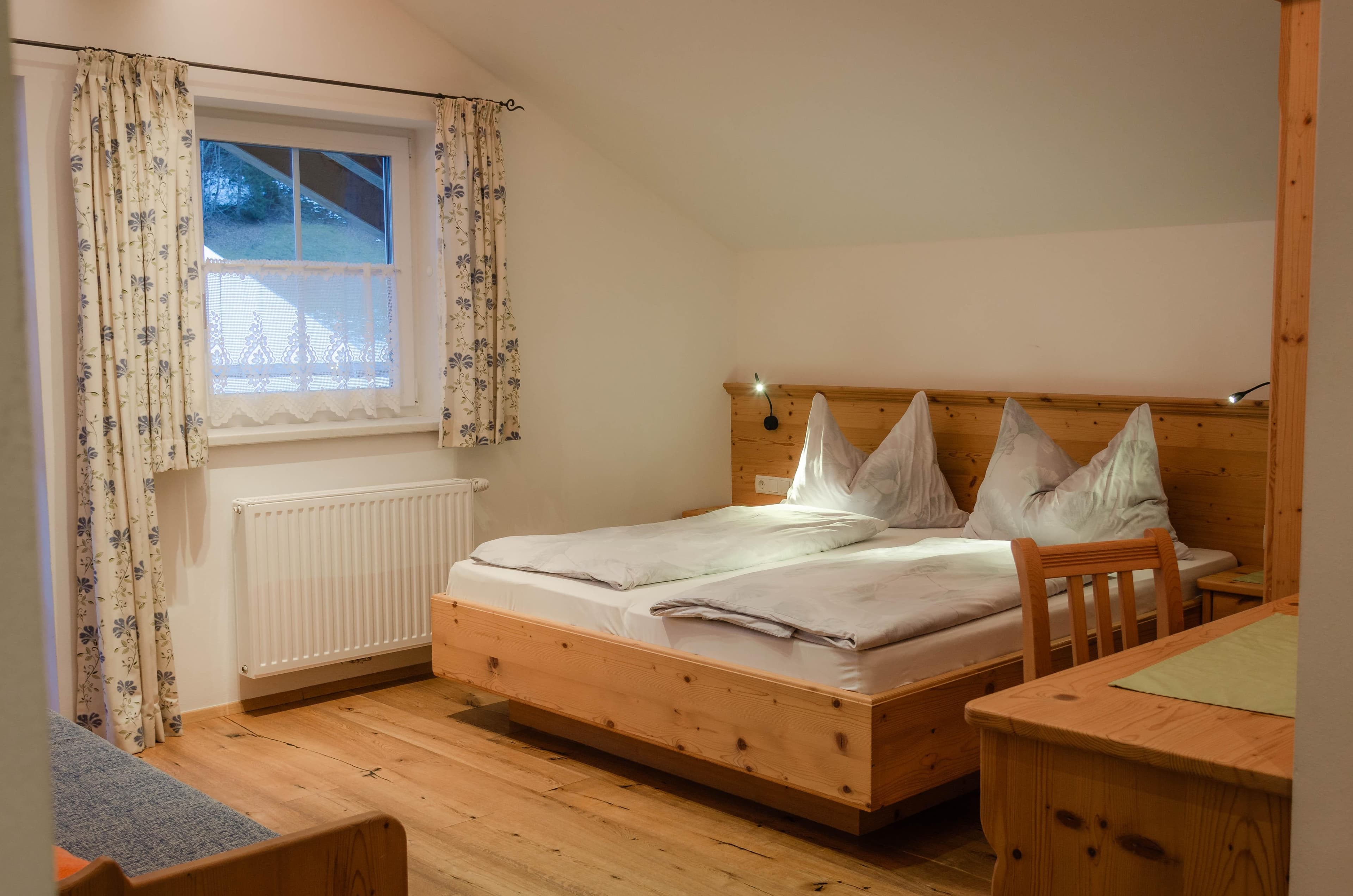 Bauernhof Krahlehen · Dreibettzimmer Nr. 6 mit Frühstück